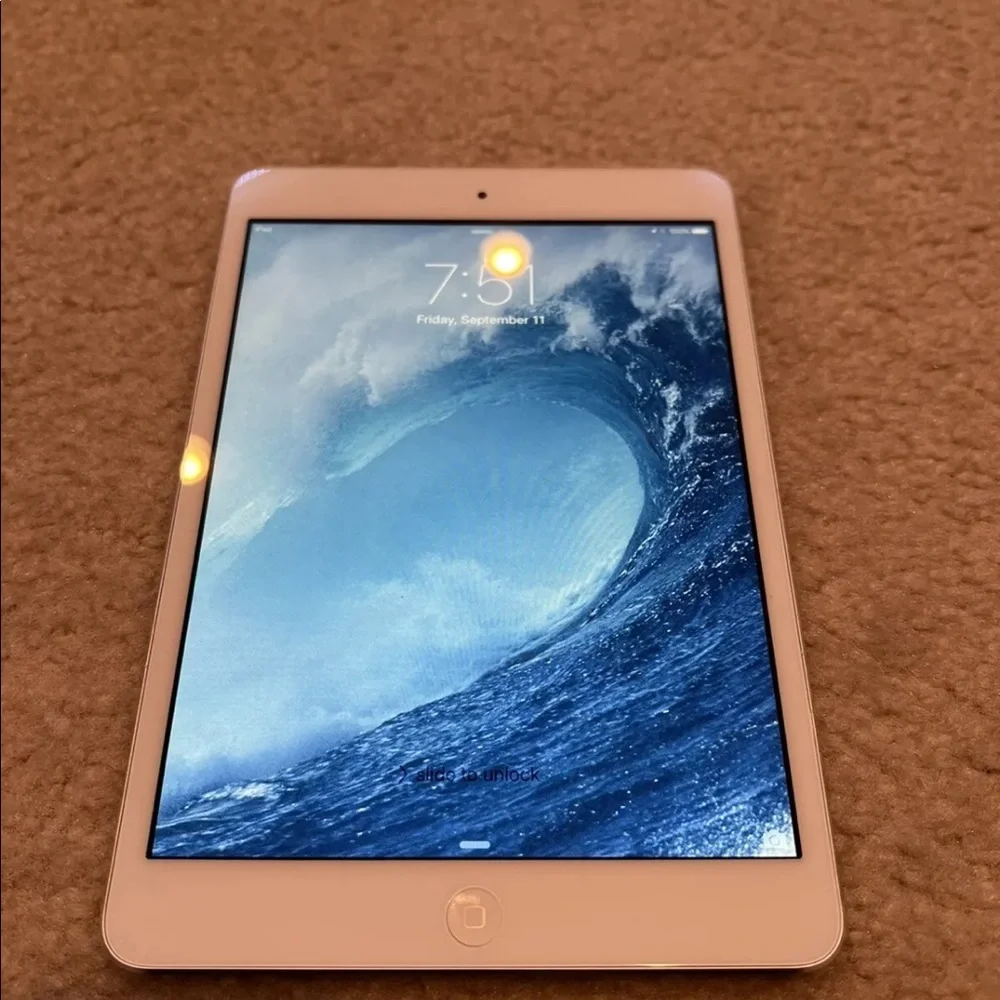 Used Apple iPad Mini WiFi MD531LL/A Silver 16GB Tablet Reader